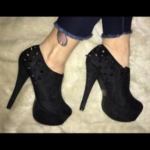 NWOT black spike heels size 8